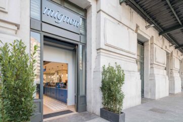 Ingresso Mignon Stazione Centrale Milano. Design moderno, vetrina pasticceria, piante decorative.
