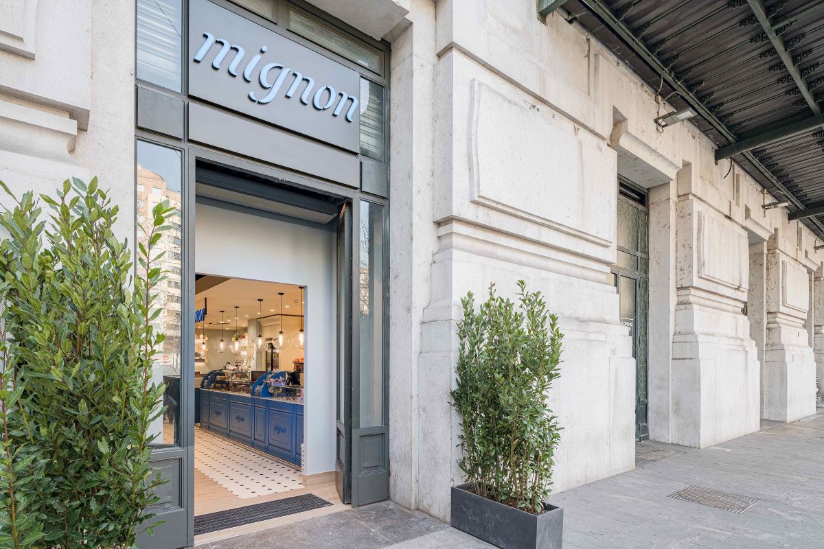 Ingresso Mignon Stazione Centrale Milano. Design moderno, vetrina pasticceria, piante decorative.