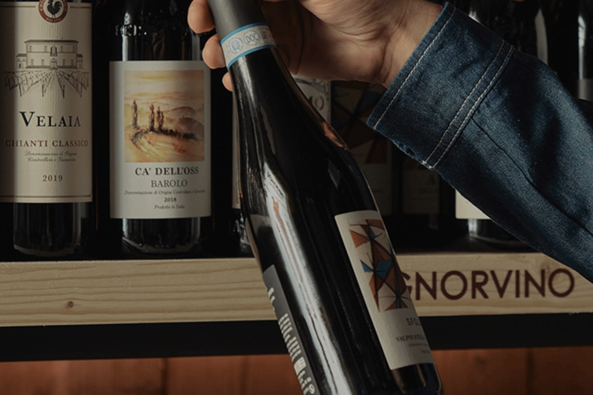 Signorvino: selezione di vini pregiati. Bottiglie di Chianti Classico e Barolo. Degustazione al calice.