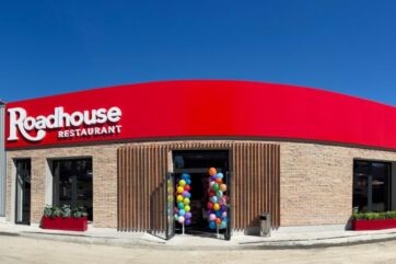 Nuova apertura Roadhouse Restaurant a Cagliari. Facciata esterna con palloncini colorati. Chef Express.