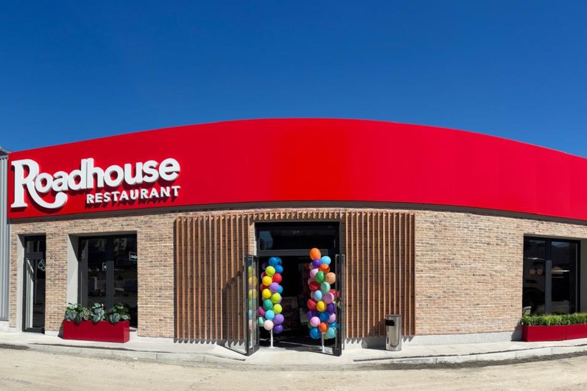Nuova apertura Roadhouse Restaurant a Cagliari. Facciata esterna con palloncini colorati. Chef Express.