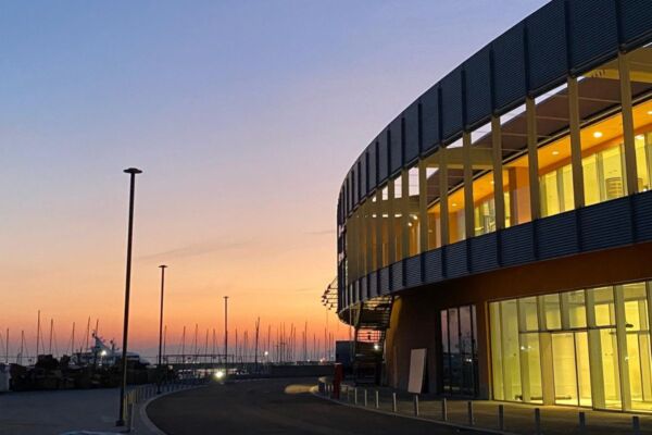 Waterfront Mall Genova al tramonto. Nuovo polo retail e ristorazione sul mare.