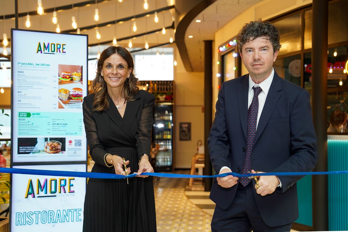 Inaugurazione AMORE ristorante a Fiumicino. Taglio del nastro, Avolta. Nuovo locale food & beverage all'aeroporto di Roma.