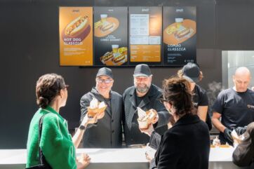 Philippe Starck e Raffaele Alajmo servono hot dog gourmet. Menu Amos con prezzi. Cibo di strada di lusso.