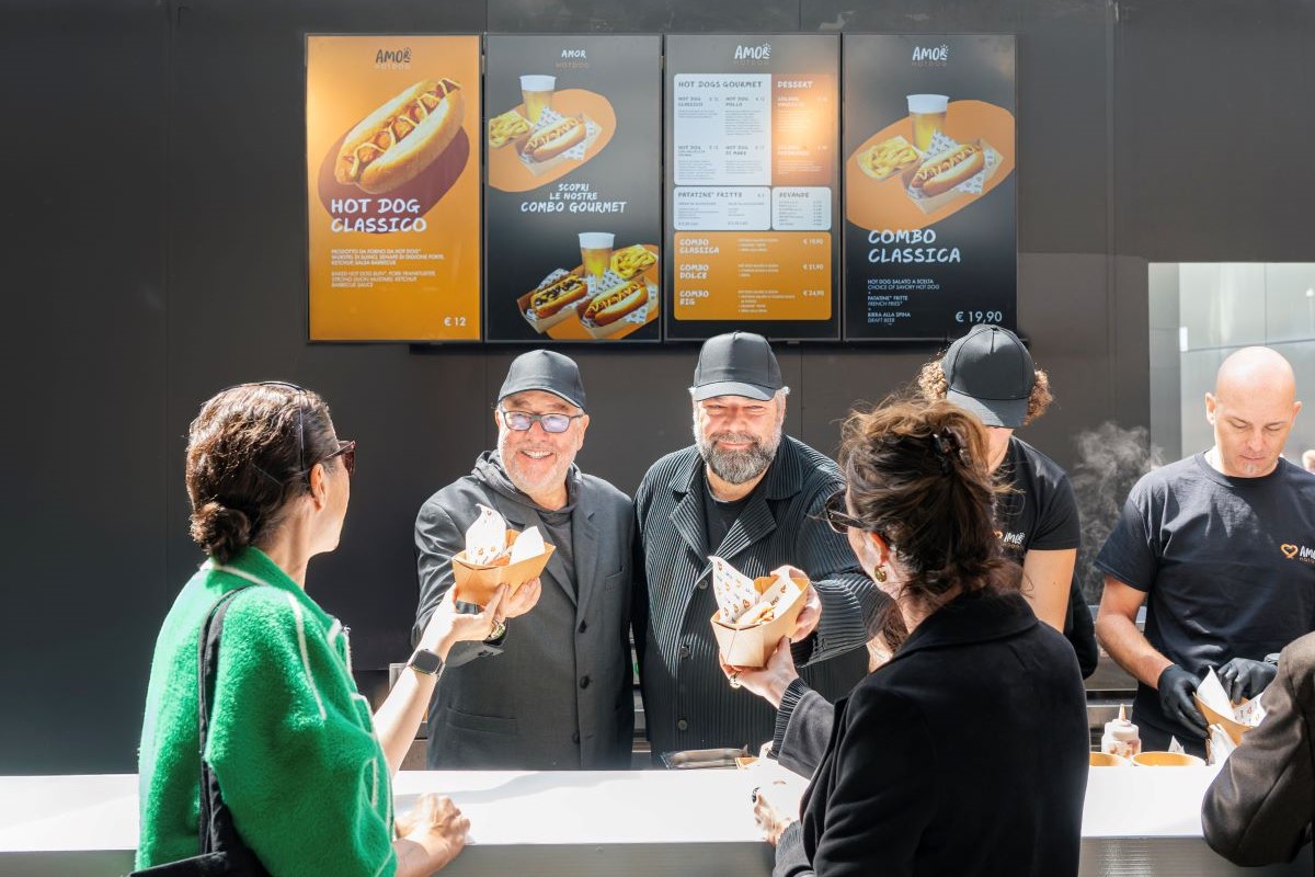 Philippe Starck e Raffaele Alajmo servono hot dog gourmet. Menu Amos con prezzi. Cibo di strada di lusso.