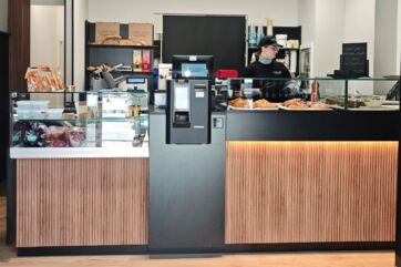 Interno Carpe Diem Express Chieti: banco con prodotti freschi, vetrina, personale. Nuova apertura, gastronomia.