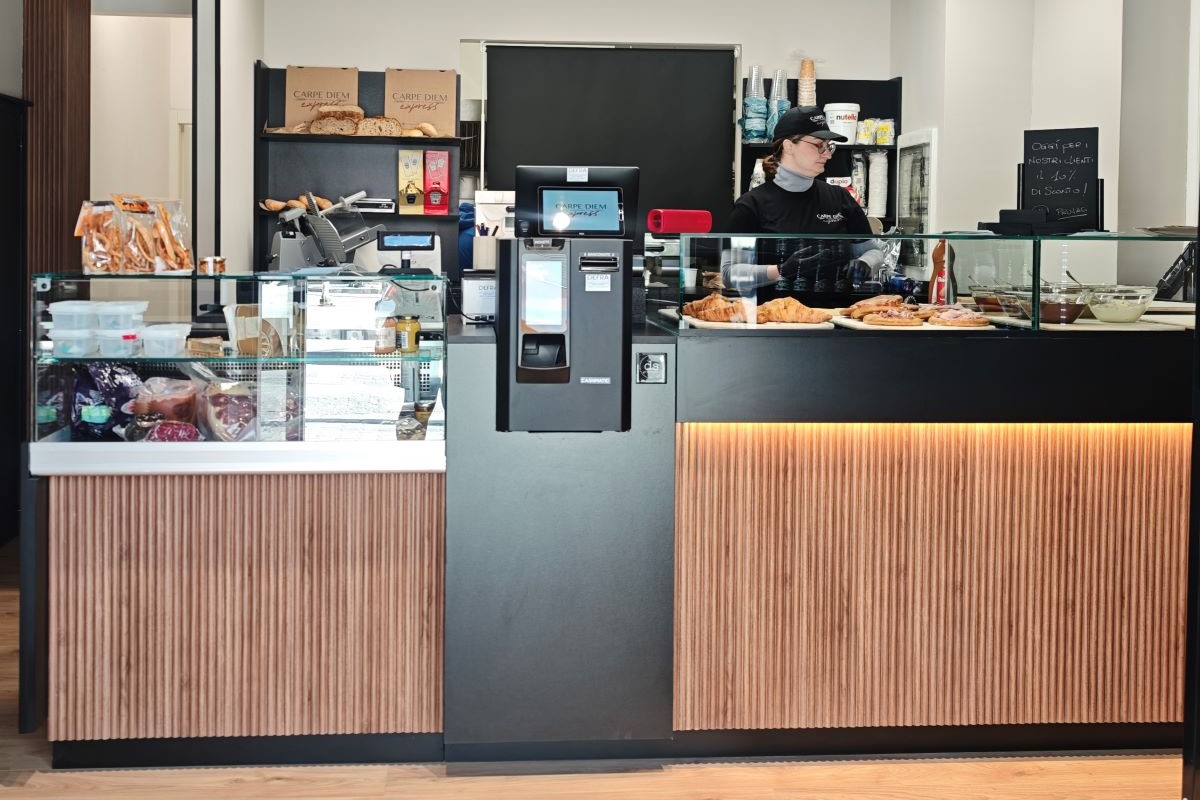 Interno Carpe Diem Express Chieti: banco con prodotti freschi, vetrina, personale. Nuova apertura, gastronomia.