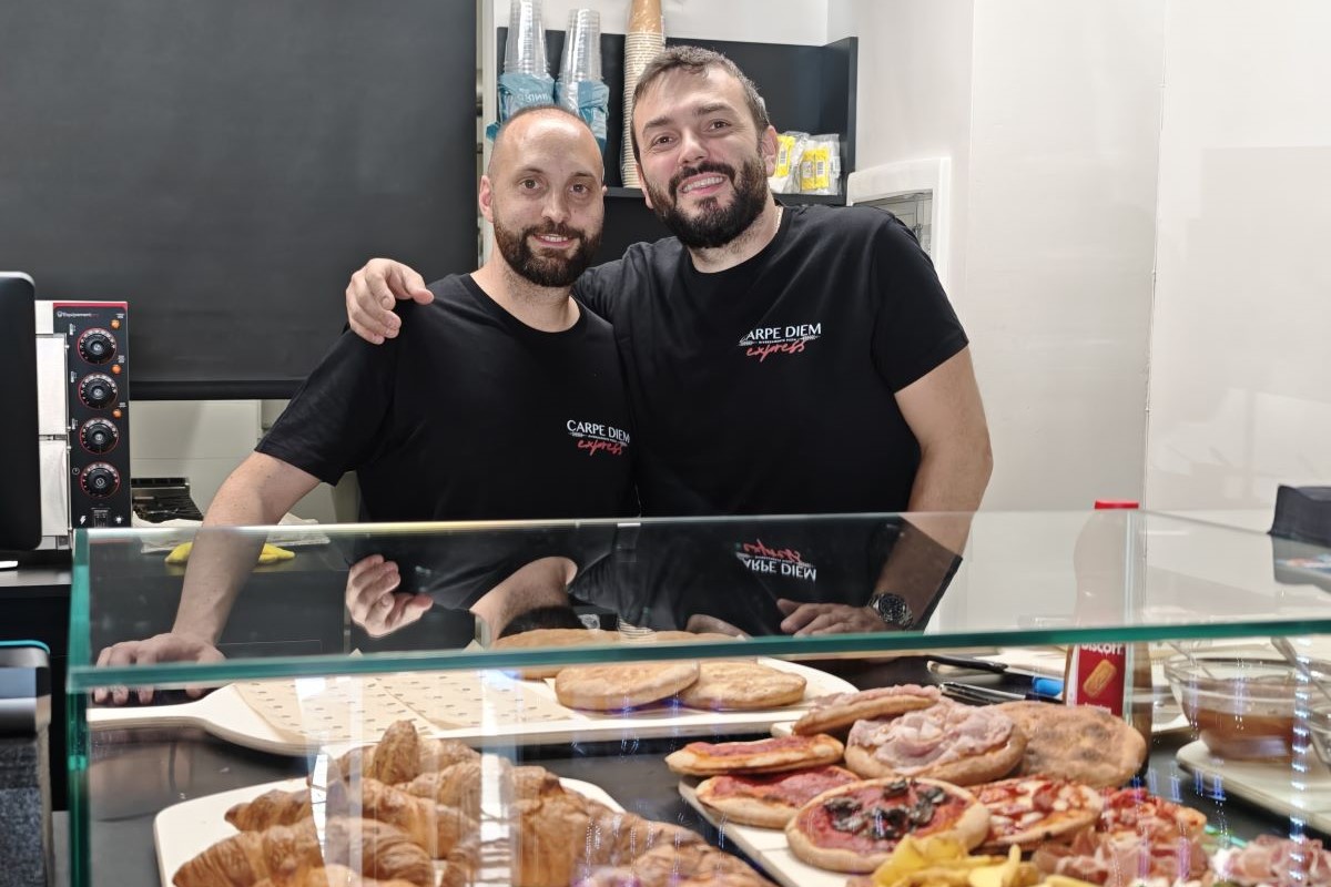 Inaugurazione Carpe Diem Express a Chieti. Staff sorridente dietro il bancone con pizza, croissant e prodotti da forno.