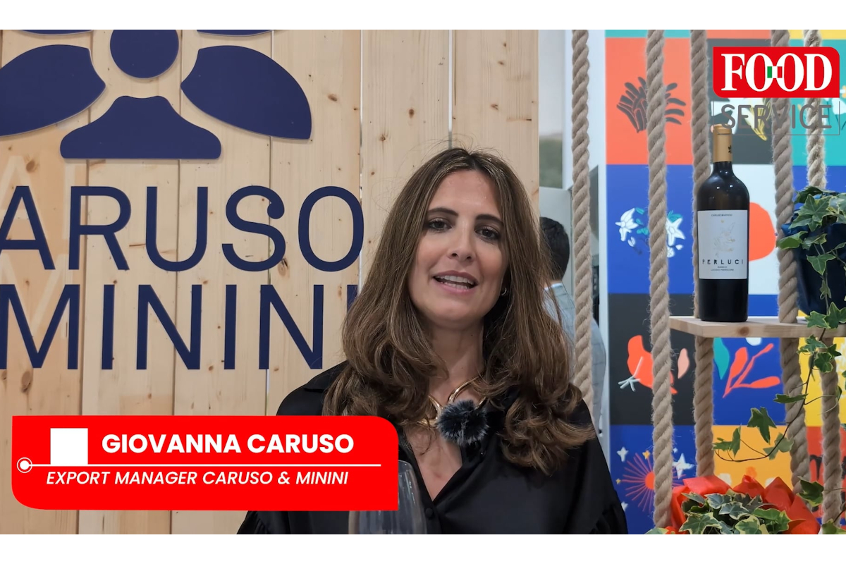 Giovanna Caruso a Vinitaly 2026. Stand Caruso & Minini con vino Perricone.