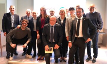 Gruppo Casillo e Puratos Italia: alleanza strategica. Team di persone in posa per foto aziendale.