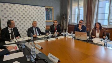 Conferenza FIPE: esperti discutono consumi ristorazione. Tavolo riunione, relatori e logo FIPE. #ristorazione #FIPE #consumi