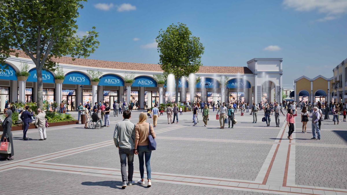 Roma Outlet Village: shopping premium a nord di Roma. Architettura e persone nell'area dello shopping.