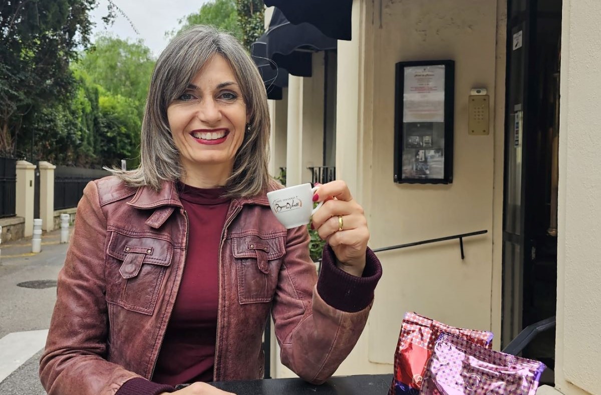 Donna beve tè/infusi Bocca della Verità. Carme Garcia Lopez de la Torre presenta la nuova linea di tè.