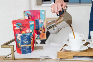 Colazione lenta con caffè 1895 Lavazza. Moka che versa caffè in tazza.