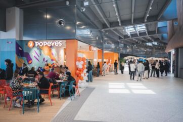 Nuovo ristorante Popeyes in Liguria. Persone sedute ai tavoli e in fila. Inaugurazione Popeyes.