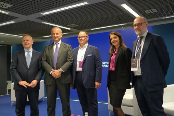 Panel di esperti a Vinitaly: futuro del vino e ristorazione, formazione e leggerezza.