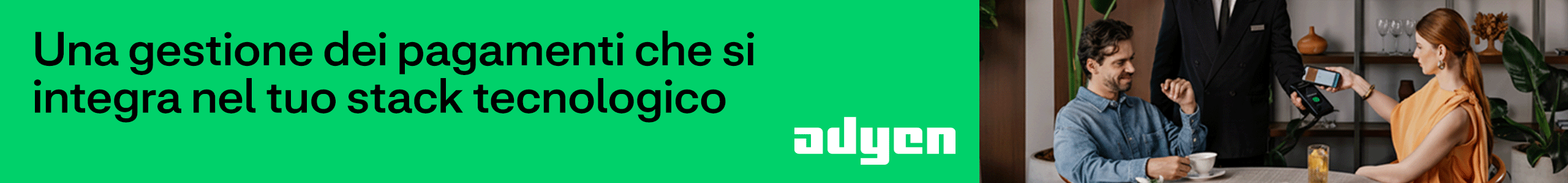 Donna paga con POS Adyen. Soluzione pagamenti digitali per aziende. Gestione pagamenti integrata.