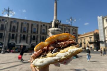 Panino di All'Antico Vinaio a Catania. Specialità toscana, street food italiano. Gustoso e invitante.