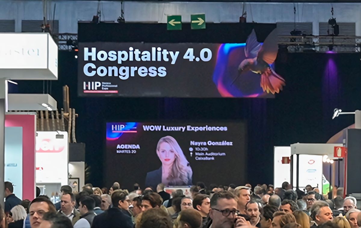 HIP BolognaFiere: evento Horeca. Hospitality 4.0 Congress con folla. Conferenza, Nayra González. Esperienze luxury.