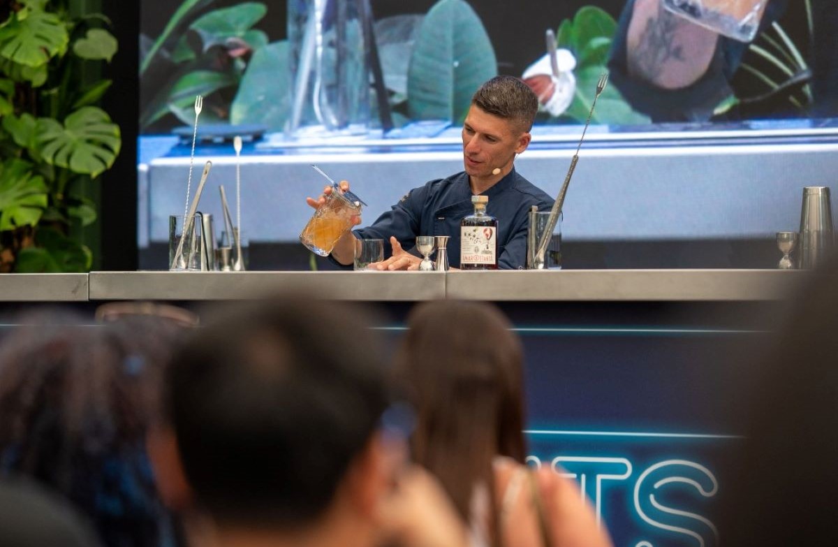Bruno Vanzan live show a Verona per Partesa. Barman prepara cocktail. #MySpirits #Partesa