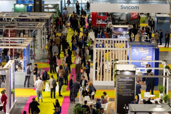 Folla al MAPIC Italy, evento retail immobiliare. Stand espositivi e networking.