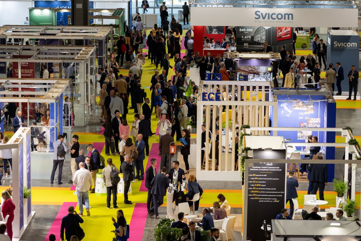 Folla al MAPIC Italy, evento retail immobiliare. Stand espositivi e networking.