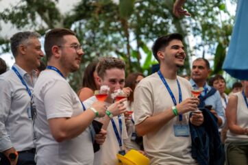 Evento My Spirits Verona. Persone sorridenti con cocktail. Partesa celebra il mondo degli spirits.
