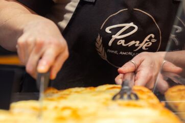 Panfé Monza: taglio pizza/focaccia. Logo Panfé su grembiule. Pane, amore e...