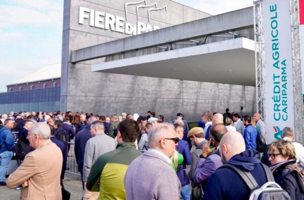 Folla all'ingresso di Fiere di Parma. Eventi e bilancio record.