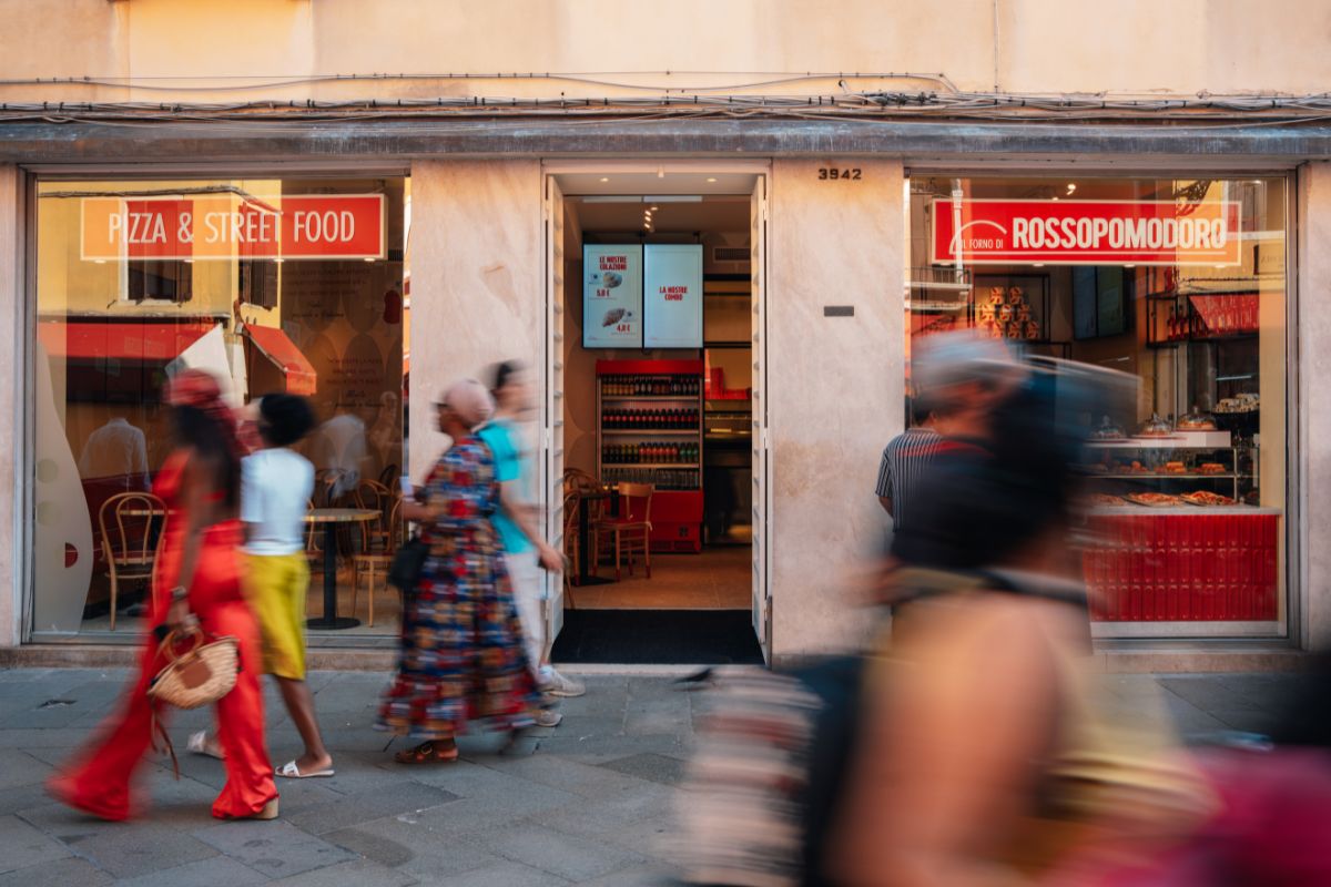 Vetrina de Il Forno di Rossopomodoro. Pizza e street food a Venezia. Scopri il gusto autentico!