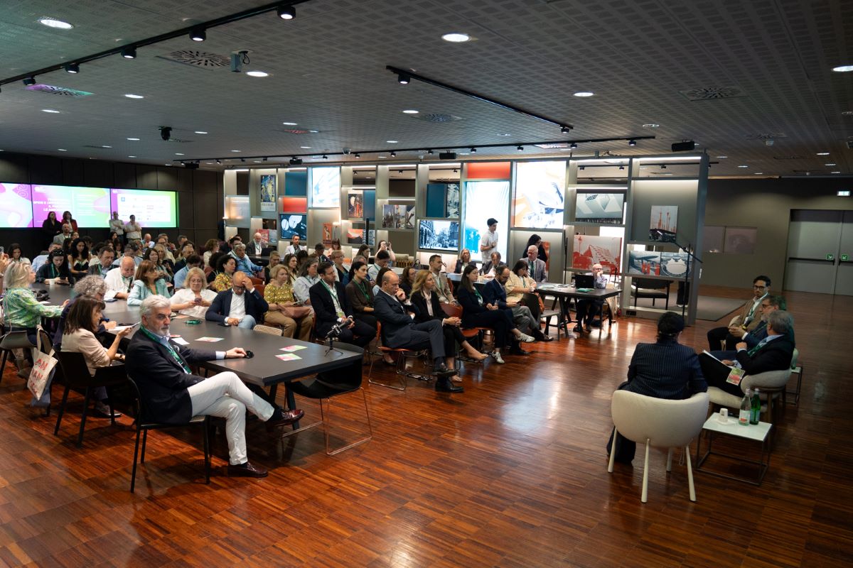 Salone Franchising Milano: pubblico assiste a conferenza. Networking e formazione per lo sviluppo del franchising.