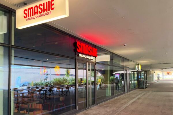 Ristorante Smashie Original Smashburger. Insegna luminosa, vetrine, tavoli interni.