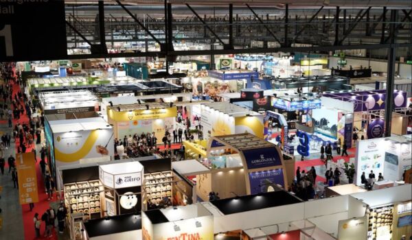 Padiglioni di TuttoFood Milano: vista dall'alto della fiera alimentare con stand affollati e visitatori.