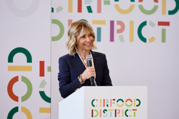 Chiara Nasi, Presidente di Cirfood, parla al podio durante un evento presso il Cirfood District.
