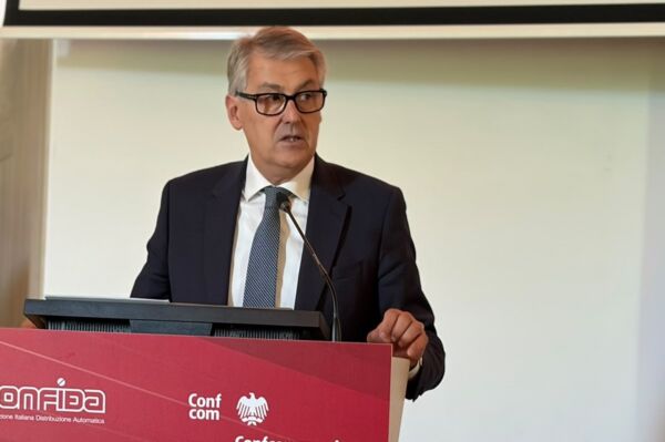 Massimo Trapletti, presidente di CONFIDA, parla al podio durante l'evento dedicato al futuro del settore vending.
