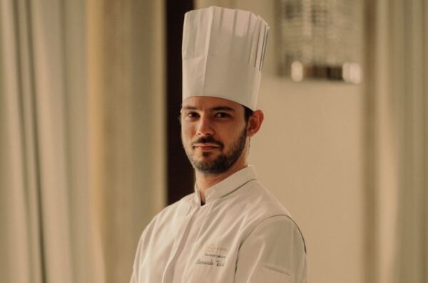 Leonardo Vieri, nuovo Head Chef della Cucina Banchetti dell'Hotel Principe di Savoia, in divisa da chef professionale.