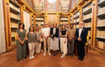 Delegazione di Carlsberg Italia e Università di Perugia in posa nella storica biblioteca per la filiera brassicola.