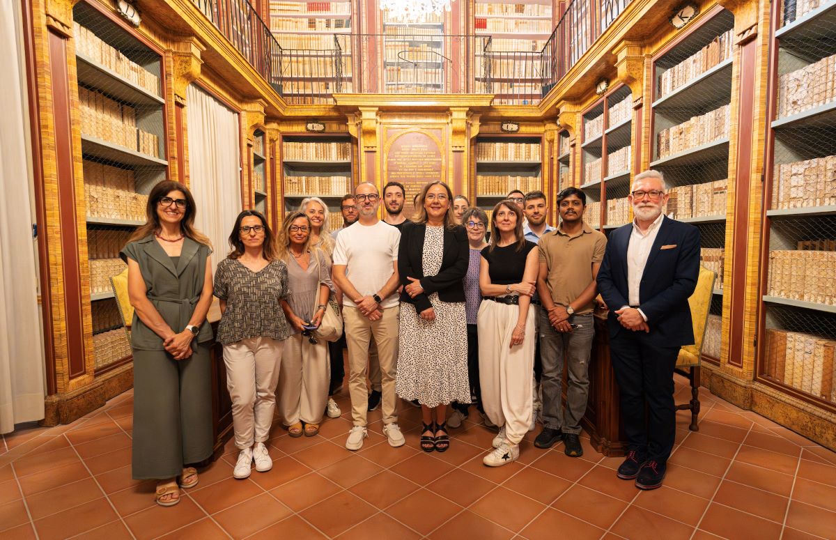 Delegazione di Carlsberg Italia e Università di Perugia in posa nella storica biblioteca per la filiera brassicola.