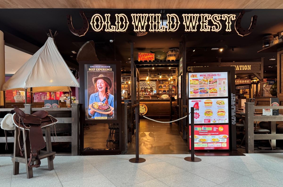 Ingresso del ristorante Old Wild West presso il Waterfront Mall di Genova con arredamento in stile western e menu.