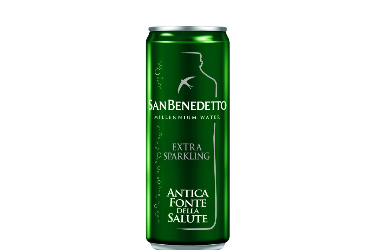 Lattina verde di San Benedetto Millennium Water Extra Sparkling, acqua minerale Antica Fonte della Salute su sfondo nero.