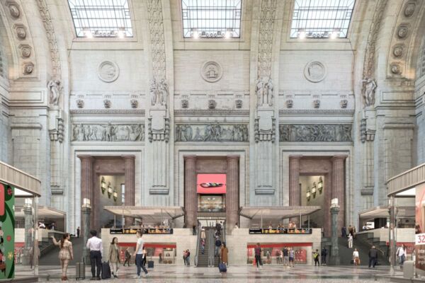 Atrio monumentale della Stazione di Milano Centrale durante il piano di riqualificazione architettonica.
