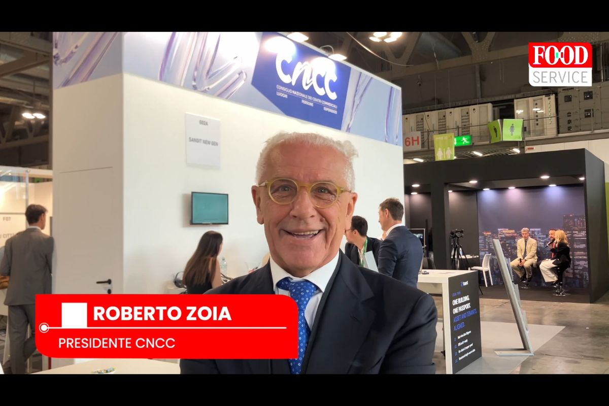 Roberto Zoia, Presidente CNCC, allo stand del MAPIC Italy per discutere di marketing e centri commerciali.