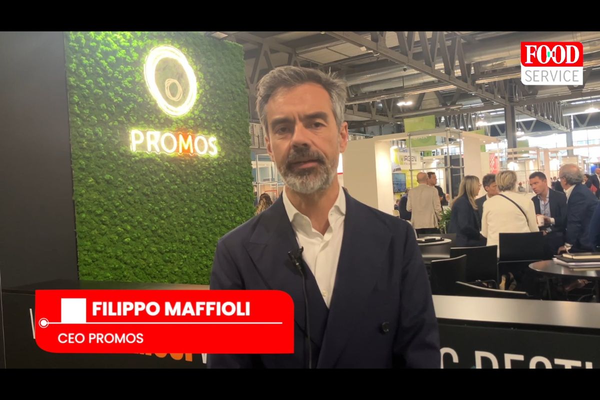 Filippo Maffioli, CEO di Promos, allo stand aziendale durante Mapic Italy 2026 per investimenti in outlet e retail park.