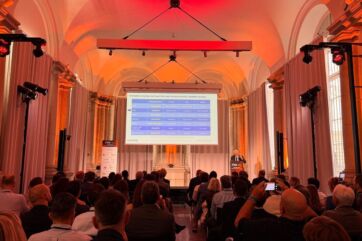 Relatore sul palco di NetRetail 2026 Focus Food & Grocery presenta una slide sulle strategie del settore retail.