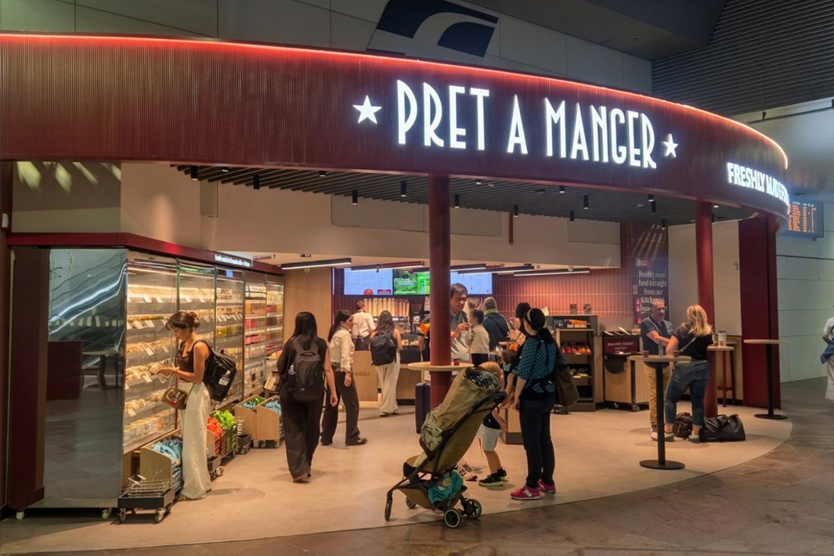 Punto vendita Pret A Manger presso la stazione Alta Velocità di Bologna con clienti che scelgono cibo fresco.