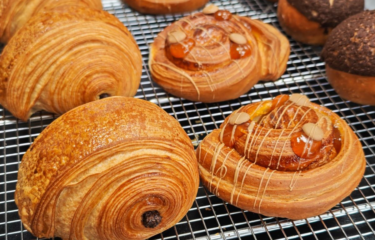 Selezione di croissant e dolci artigianali Sfoorna by Carpe Diem su griglia da pasticceria in Abruzzo.
