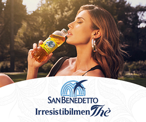 Donna beve il tè freddo San Benedetto in un parco estivo. Banner promozionale Irresistibilmente Tè, luglio 2026.
