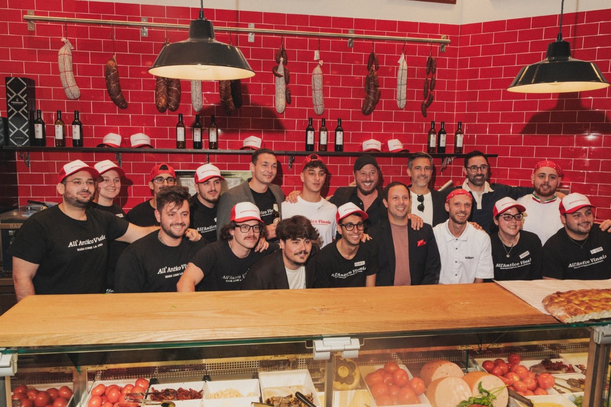 Team di All'Antico Vinaio al bancone per l'inaugurazione del nuovo punto vendita in Australia con salumi e panini.