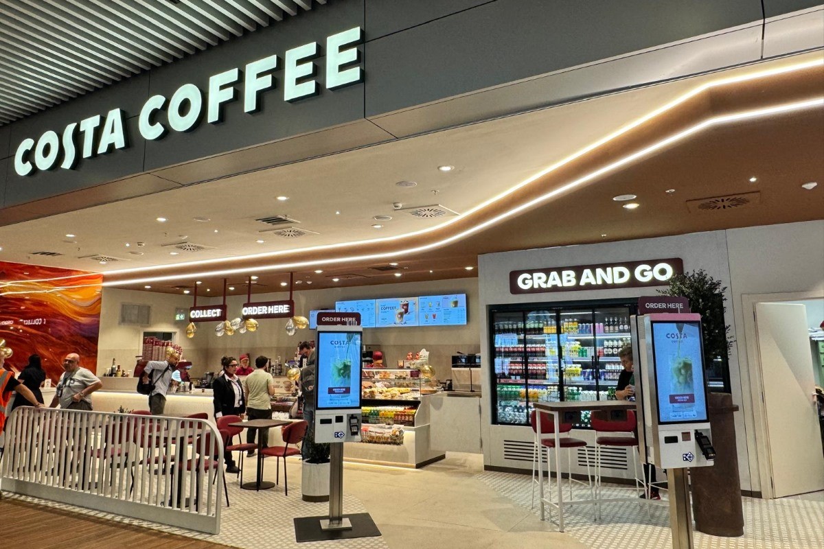 Punto vendita Costa Coffee all'aeroporto di Venezia, gestito da Avolta, con area Grab and Go e chioschi digitali.