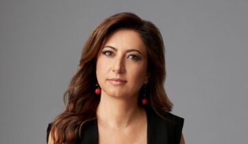 Cristina Scocchia, Amministratore Delegato di illycaffè, ritratta in primo piano su sfondo grigio neutro.
